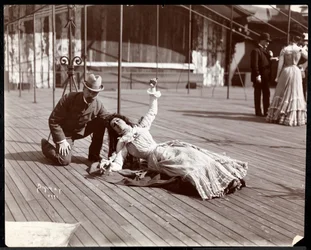 おそらくニューヨークシアターの屋上でリハーサルをする衣装を着た女優、ニューヨーク、1900年（銀ゼラチンプリント）